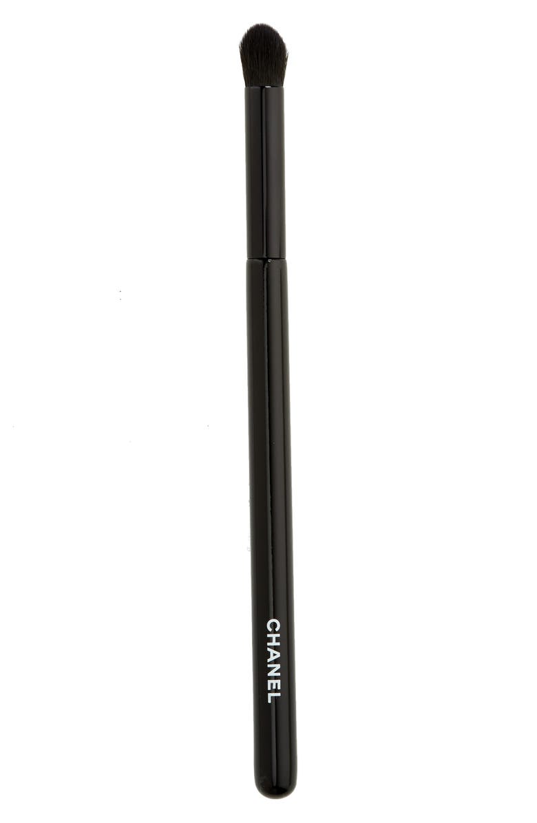 CHANEL LES PINCEAUX DE CHANEL Rounded Eyeshadow Brush N°204, Main, color, 