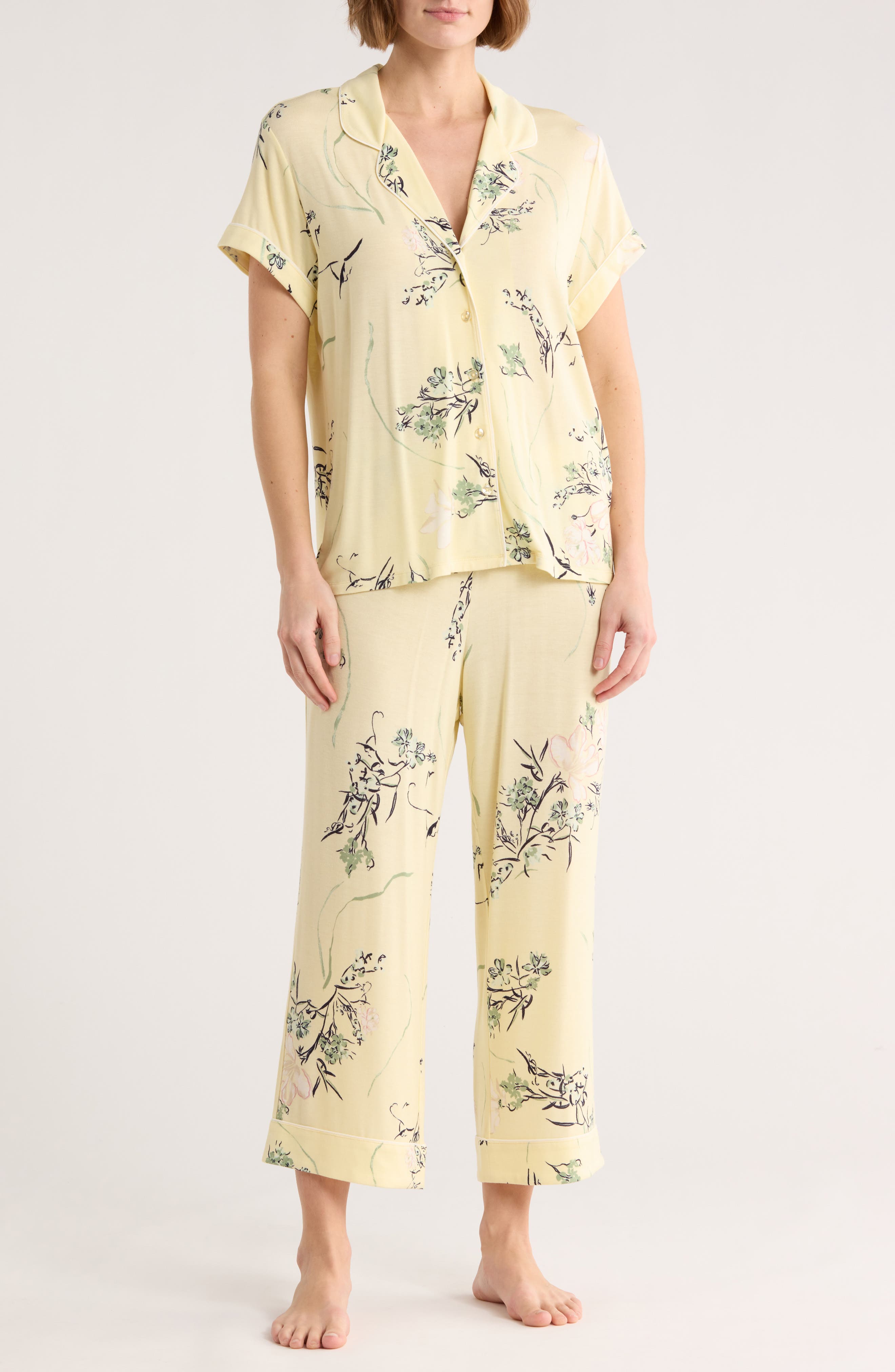 YELLOW- WHITE SPRAWLING FLORAL