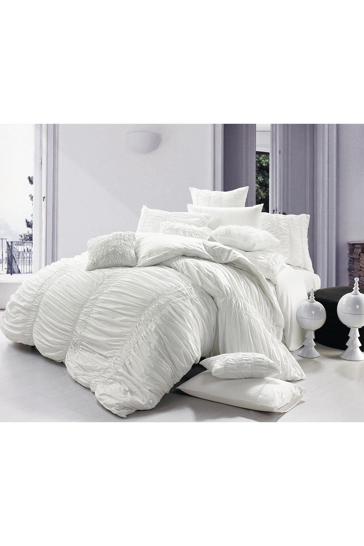 MELANGE HOME Full/Queen Belle Embroidered Duvet Set - White