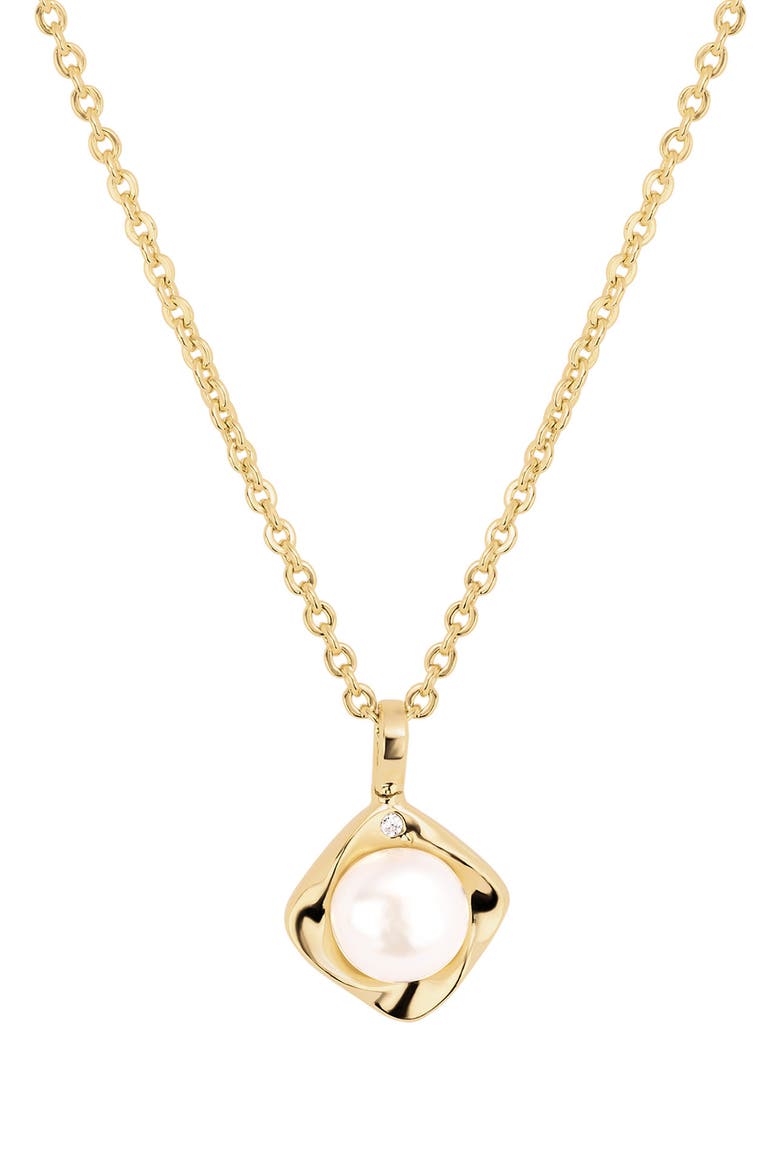 Modern Muse Faux Pearl Pendant Necklace video