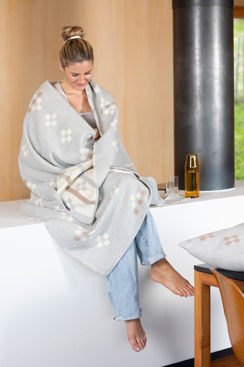 Amber Quilt Throw, Alternate, color, Grey