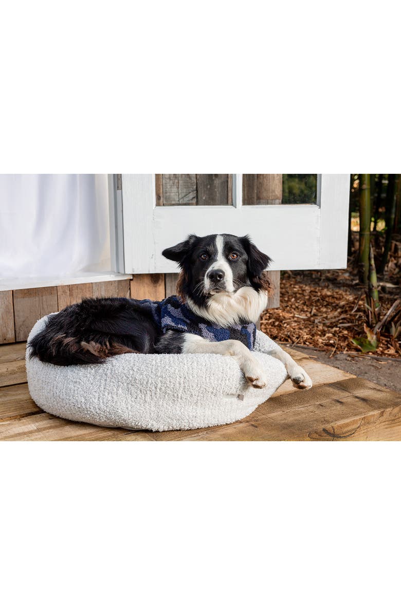 Barefoot Dreams<sup>®</sup> CozyChic<sup>®</sup> Round Pet Bed, Alternate, color, Pearl-Silver