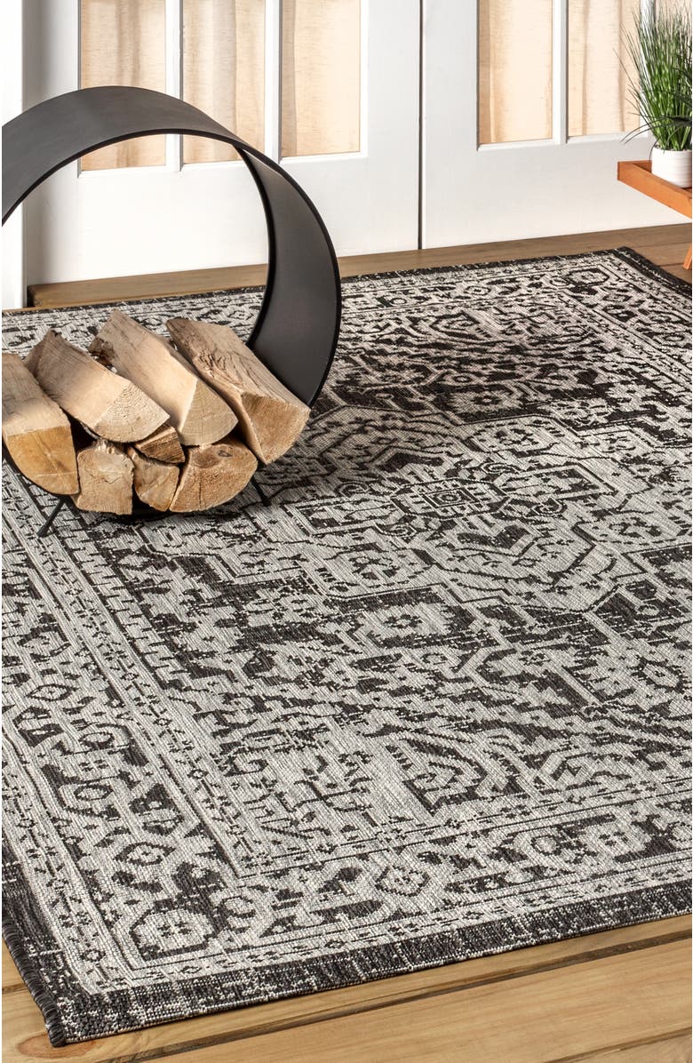 JONATHAN Y Sinjuri Medallion Textured Weave Indoor/Outdoor Area Rug, Alternate, color, Gray/Black