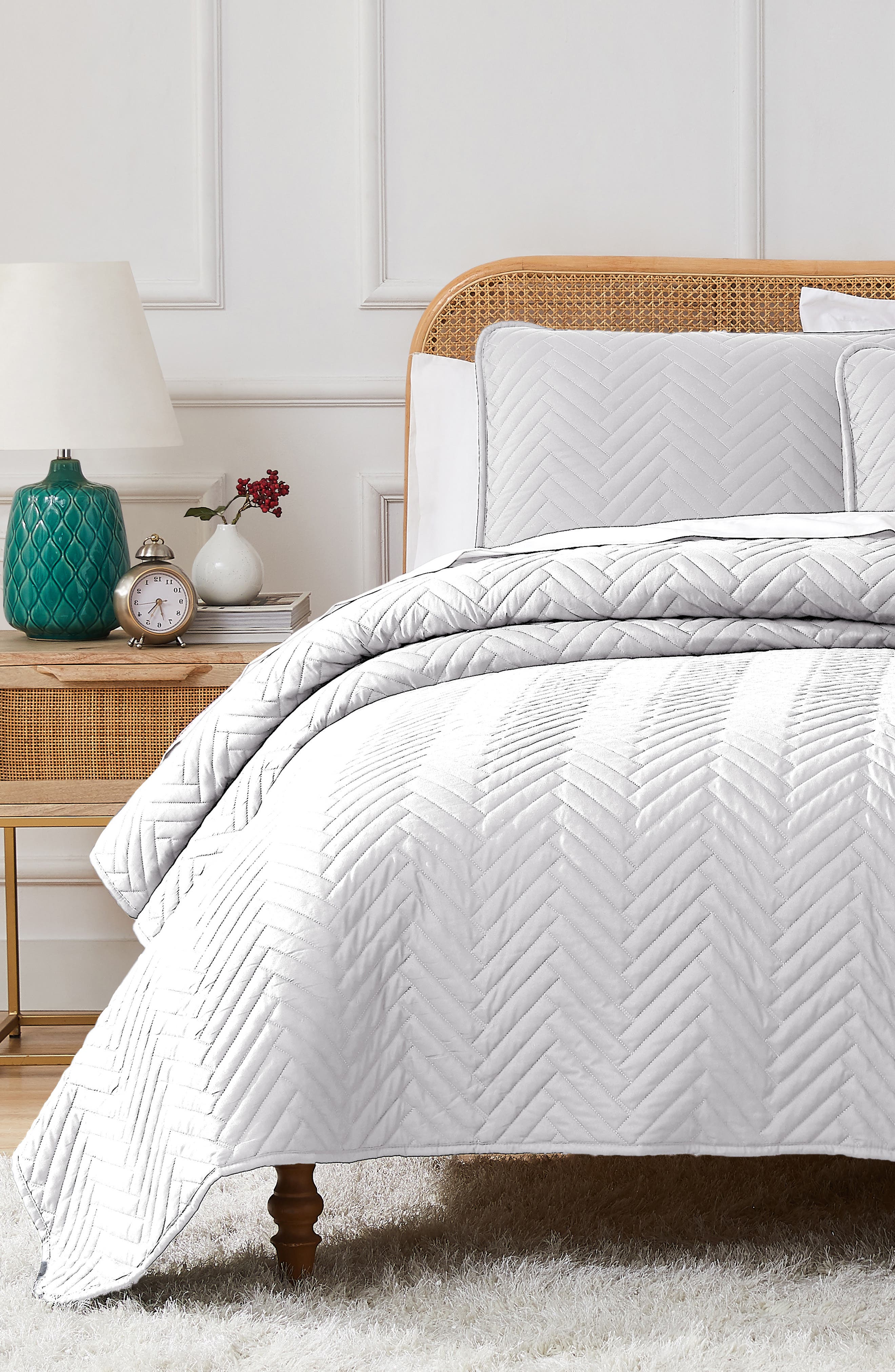 SOUTHSHORE FINE LINENS Chevron Quilt Set