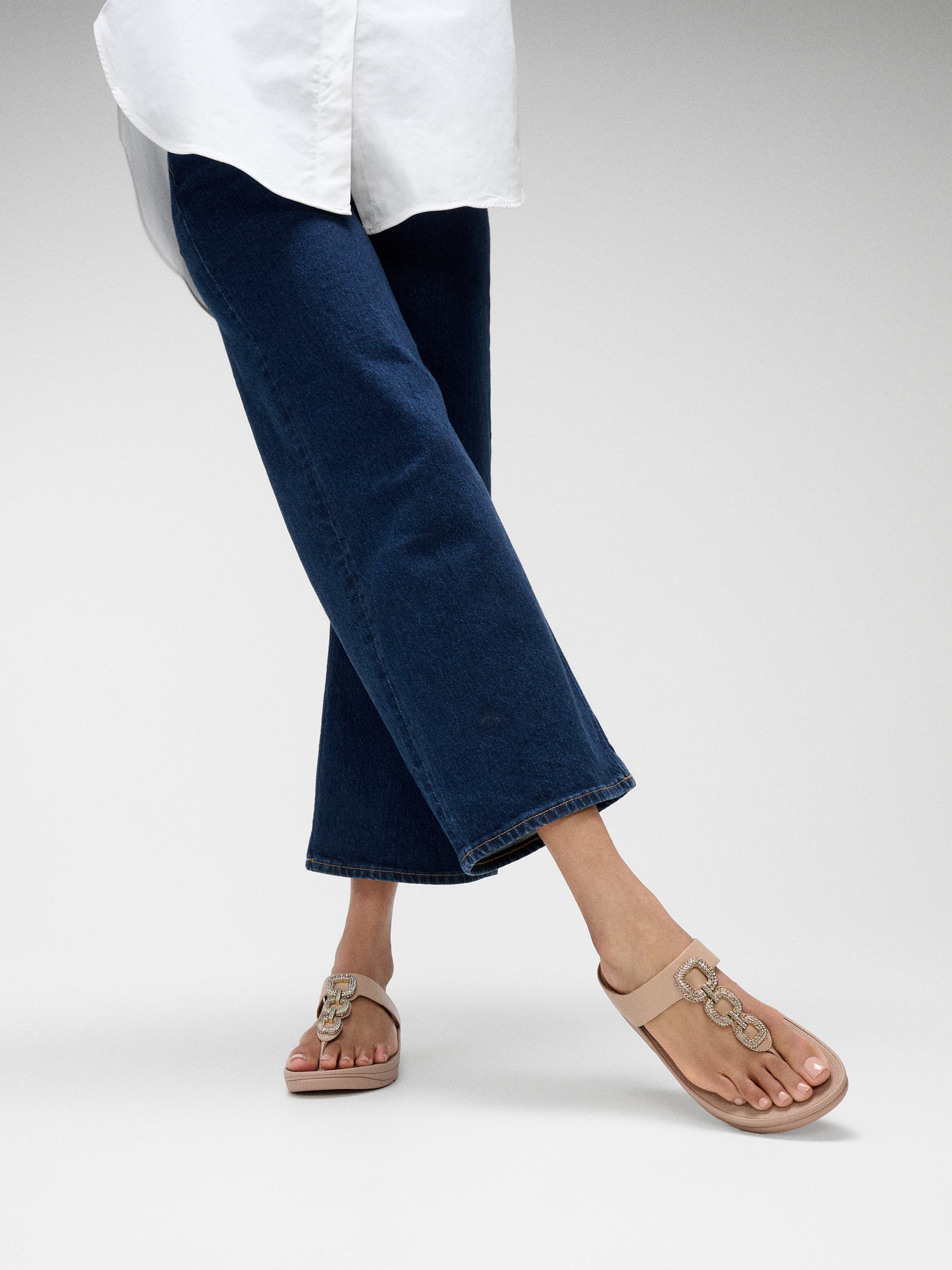 FitFlop Fino Crystal Chain Toe Post Sandals, Alternate, color, Classic Beige