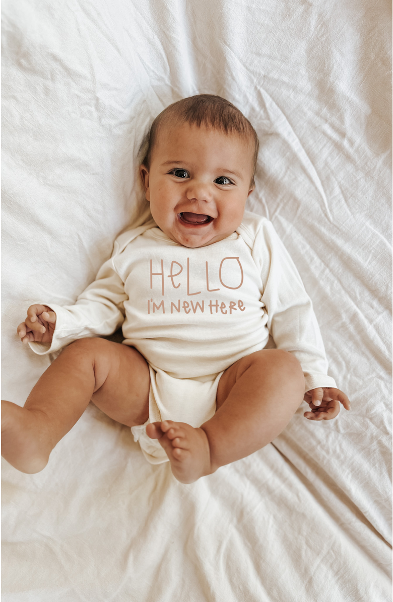 Tenth & Pine Hello I'm New Here Organic Baby Bodysuit Long Sleeve, Alternate, color, Natural Clay Lettering