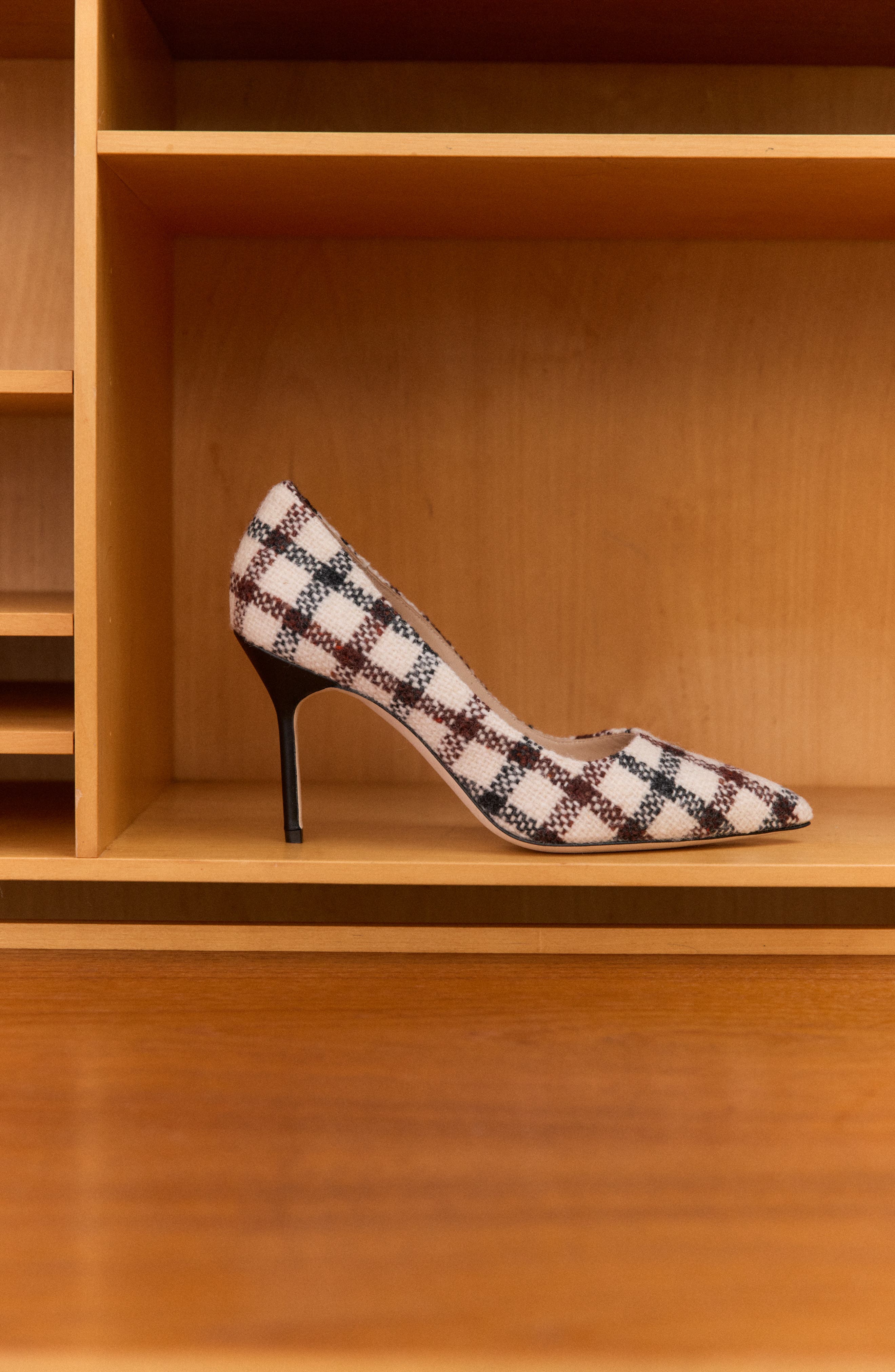 Manolo Blahnik BB Pointed Toe Tweed Pump, Alternate, color, Light Beige/ Black