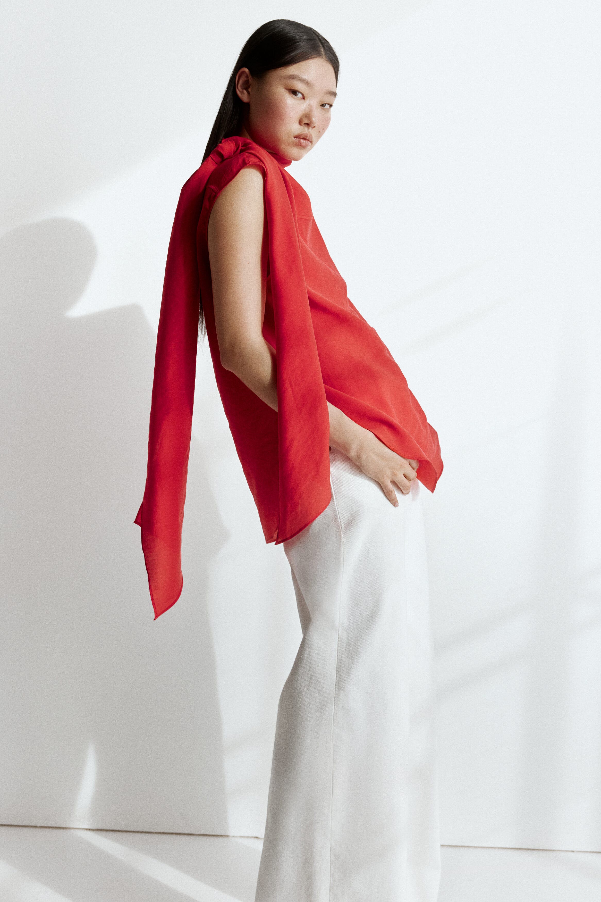 Sleeveless scarf-collar blouse - image 2