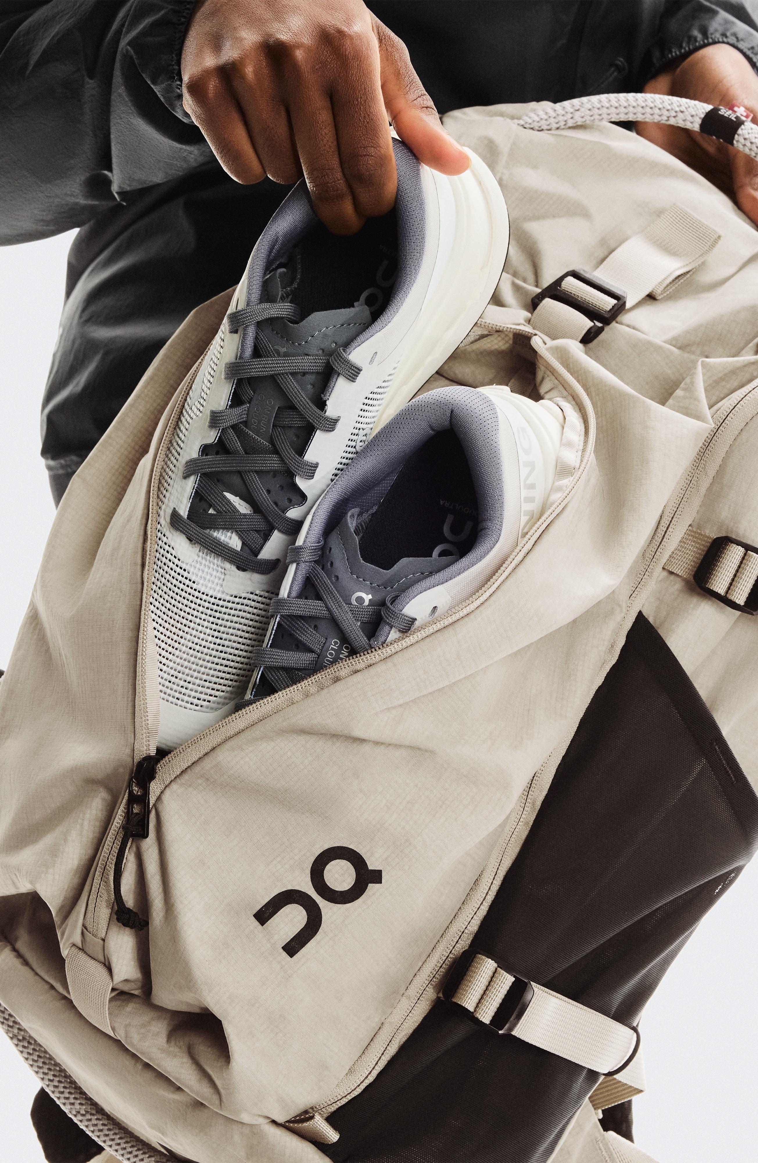 On 30-Liter Speed Pack, Alternate, color, Sand/ Black