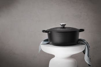 Le Creuset Signature 5.5-Quart Round Enamel Cast Iron French/Dutch