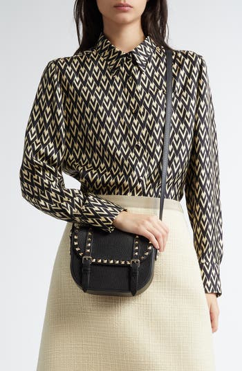 【VALENTINO GARAVANI】BIG SALE★SMALL SADDLE ショルダー Valentino Garavani Small Rockstud Saddle Crossbody Bag