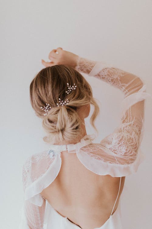 Untamed Petals Parker Pearl Hair Pin In Gold