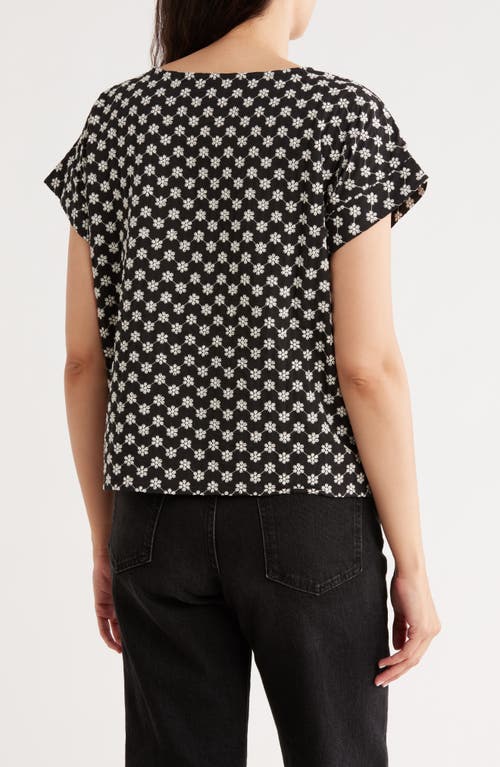 Bobeau Daisy Print Short Sleeve Top In Black