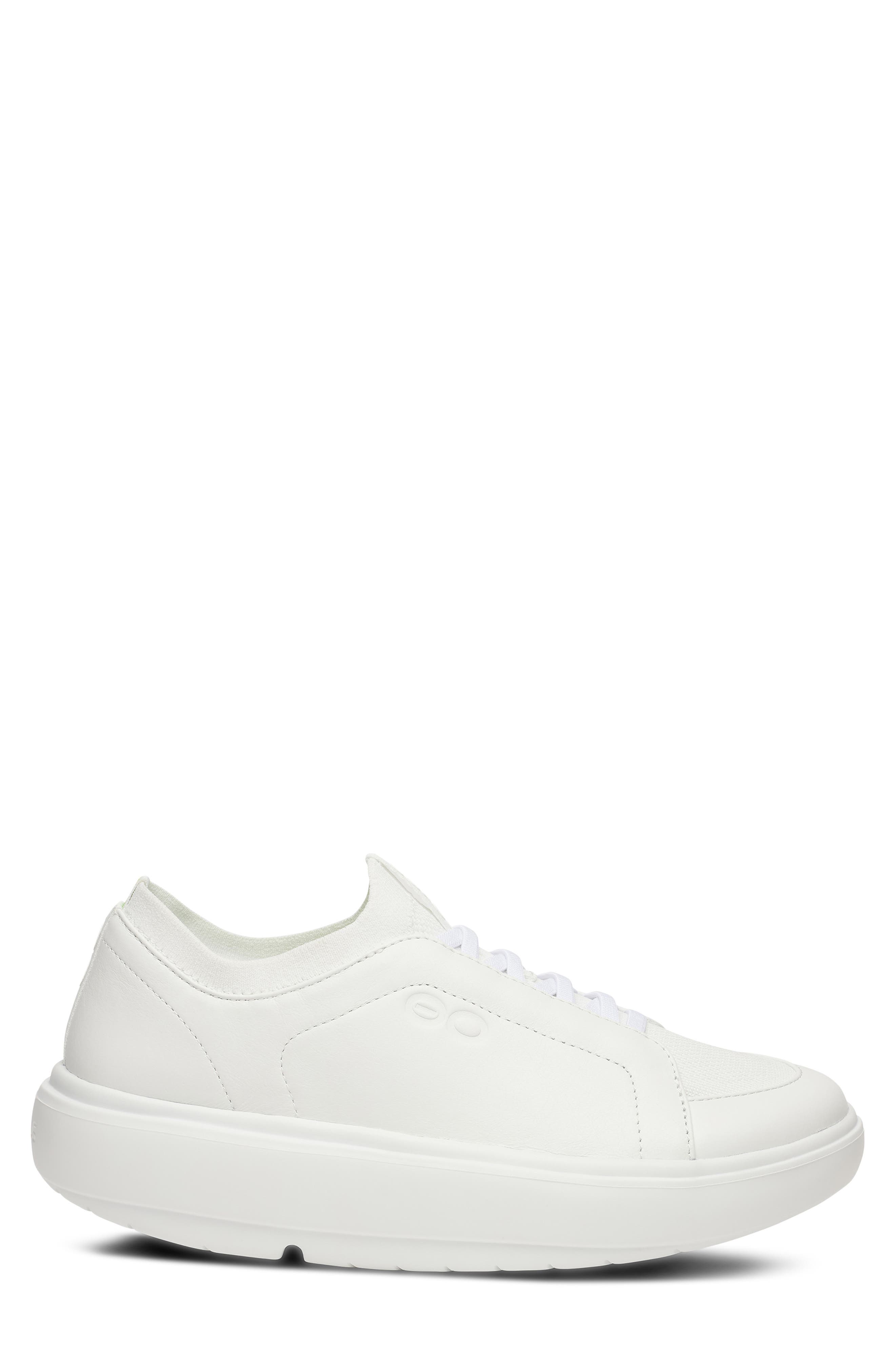 OOmg+ Club Walking Shoe, Alternate, color, WHITE