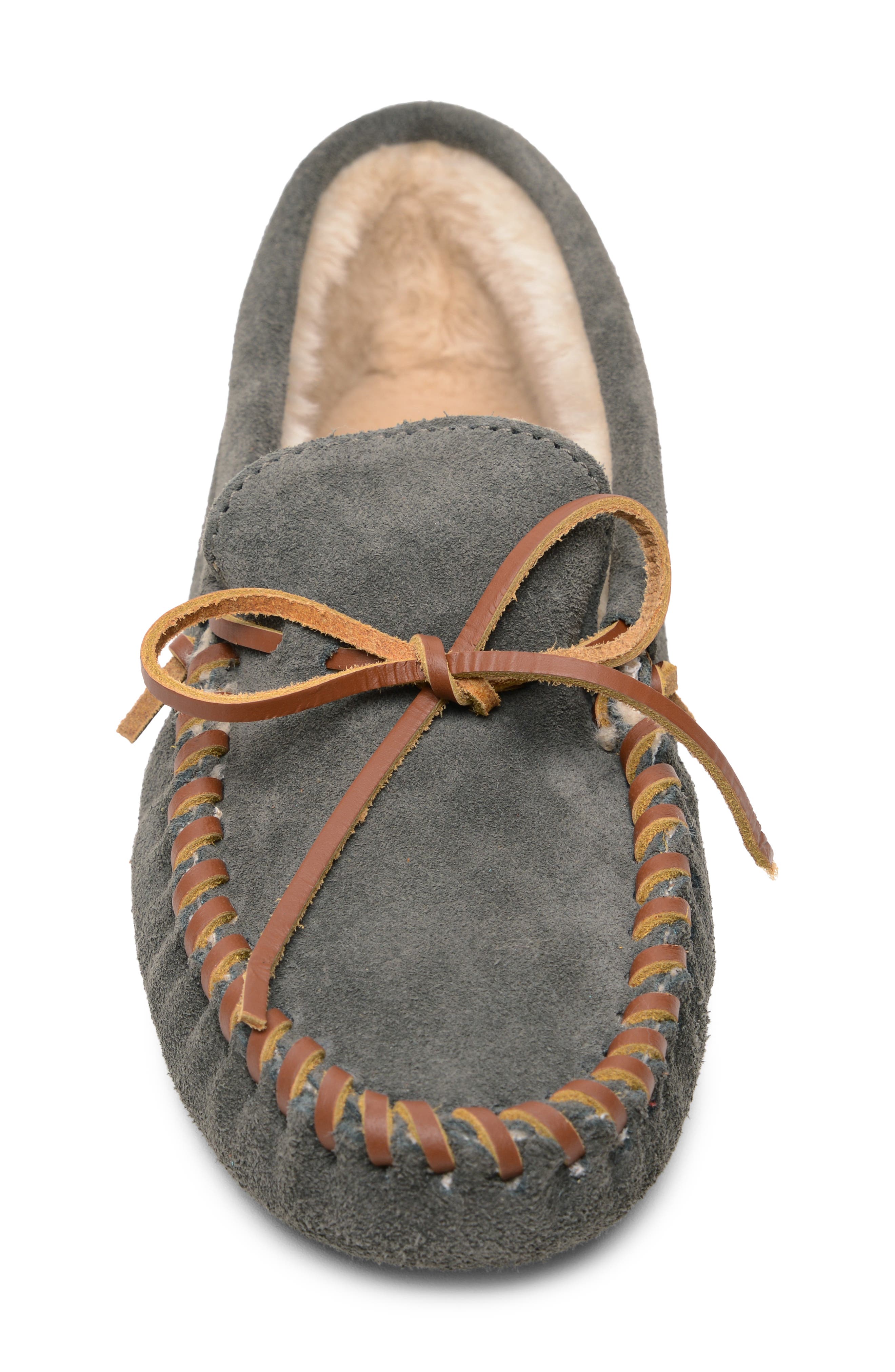 Minnetonka Faux Shearling Lined Slipper, Alternate, color, Grey