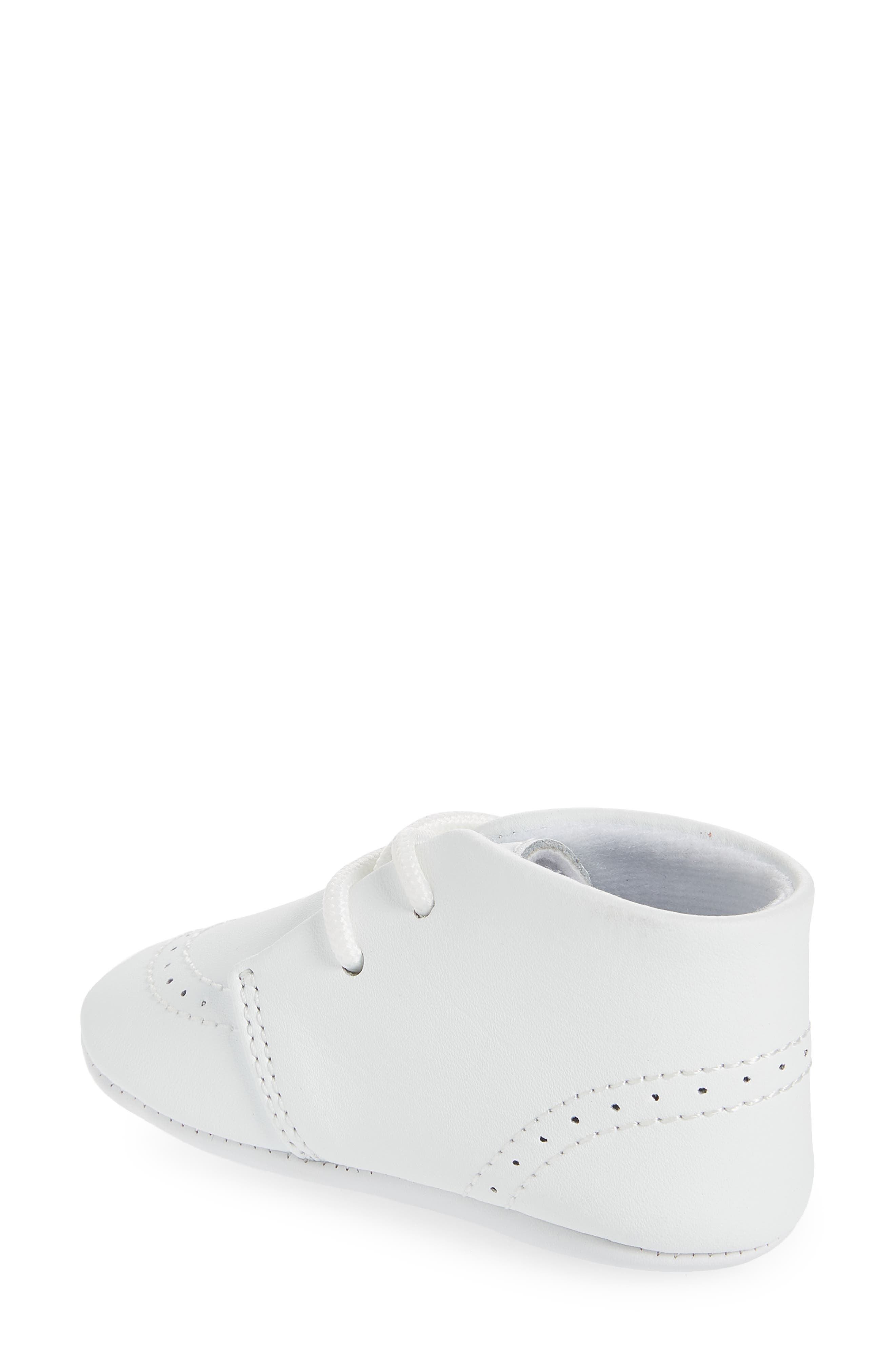 L'AMOUR Benny Brogue Oxford Crib Shoe, Alternate, color, White