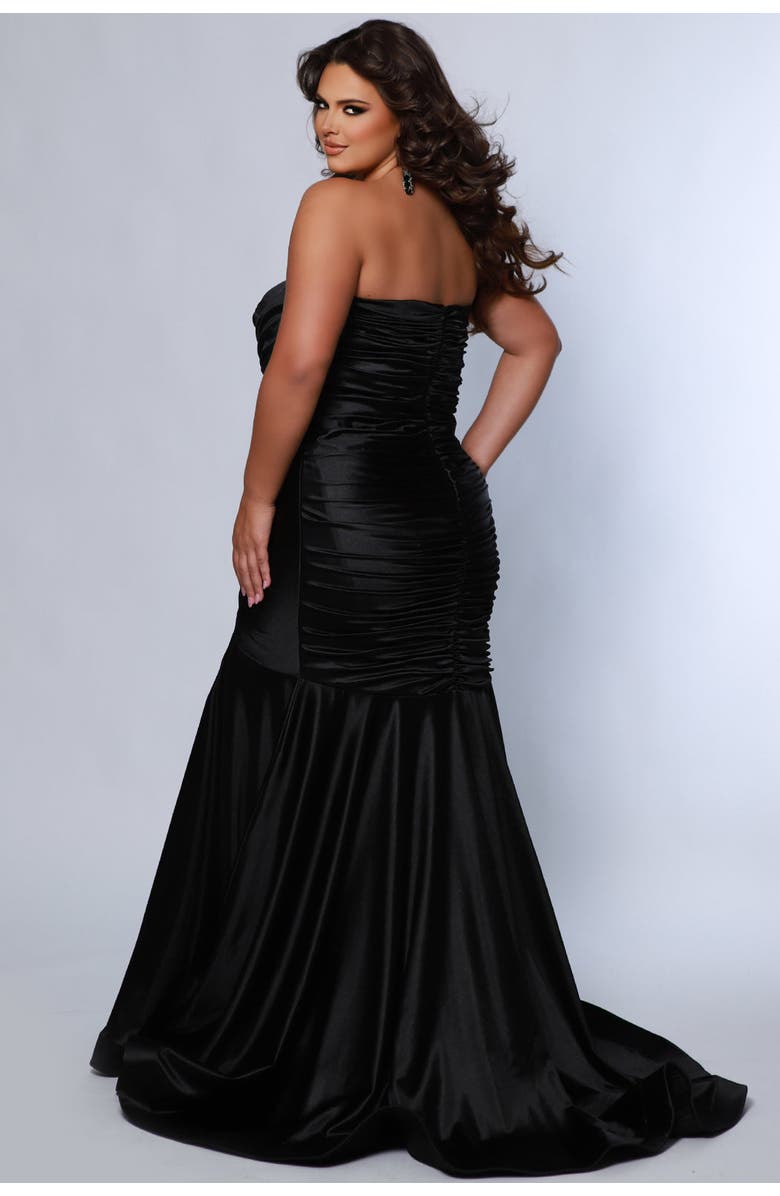 Sydney's Closet Fitted Strapless Sweetheart Neckline Plus Size Evening Gown, Alternate, color, Black