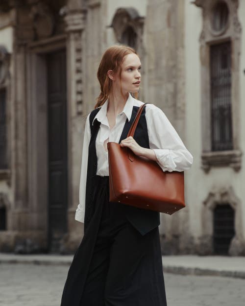 Modher Elba Structured Tote In Vegetable-tanned Leather In Brown