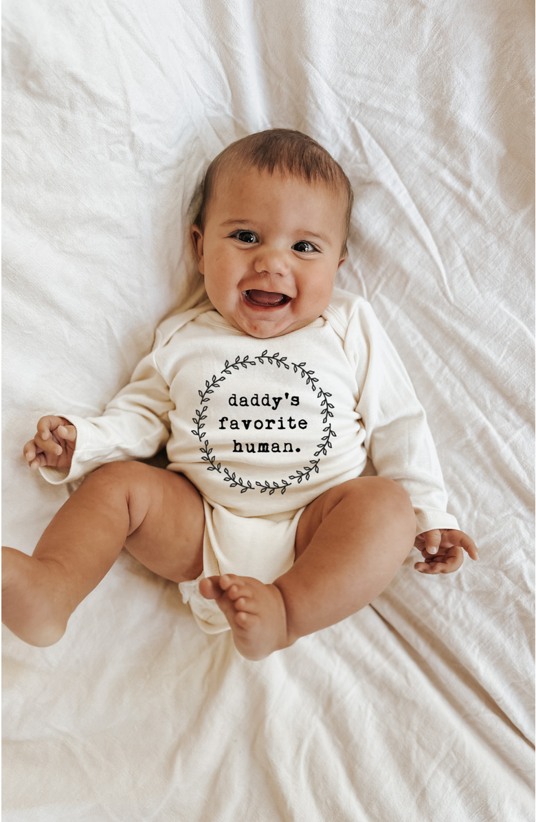 Tenth & Pine Daddy's Favorite Human - Organic Long Sleeve Baby Bodysuit, Alternate, color, Natural Black Lettering