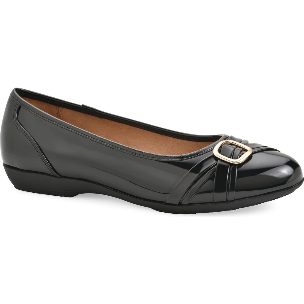 Cliffs By White Mountain Calming Buckle Strap Flat In Black/ Patent