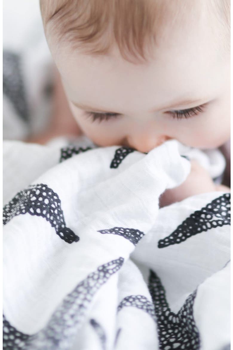 XL Starfish Sensory Organic Cotton Muslin Blanket, Alternate, color, BLACK AND WHITE