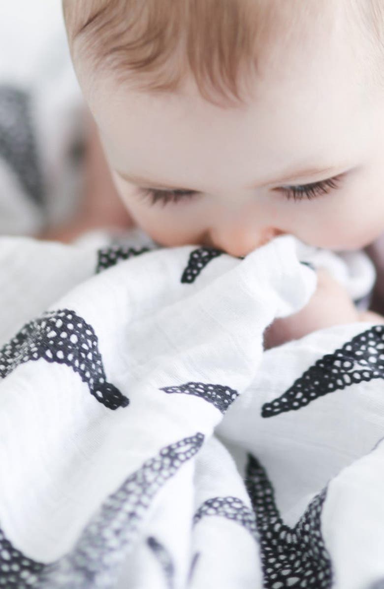 ETTA LOVES XL Starfish Sensory Organic Cotton Muslin Blanket, Alternate, color, Black And White