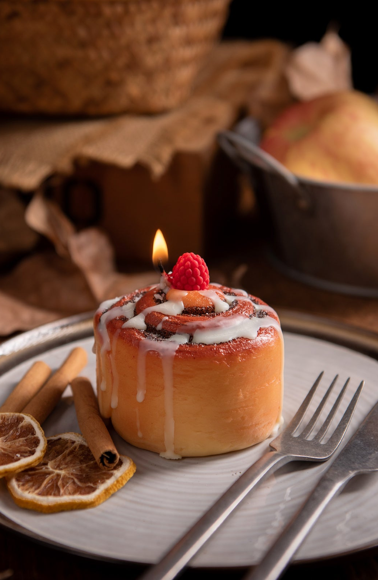 Southlake gifts Cinnamon Roll Scented Candle, Alternate, color, Cinnamon
