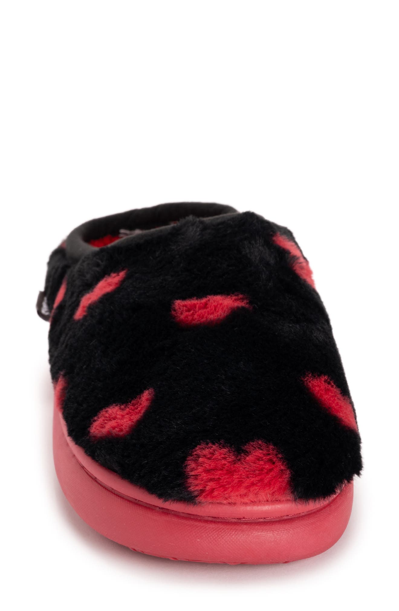 MUK LUKS Luan Faux Shearling Clog Slipper, Alternate, color, Black W/Red Hearts