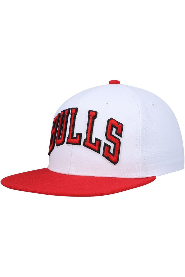 Men's Mitchell & Ness White/Red Chicago Bulls Essentials Core Two-Tone Basic Snapback Hat, Main, color, White