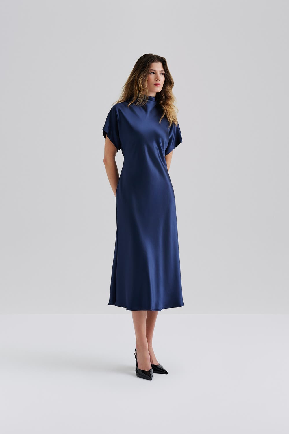 Malina Alivia Short Sleeve Satin Midi Dress In Blue
