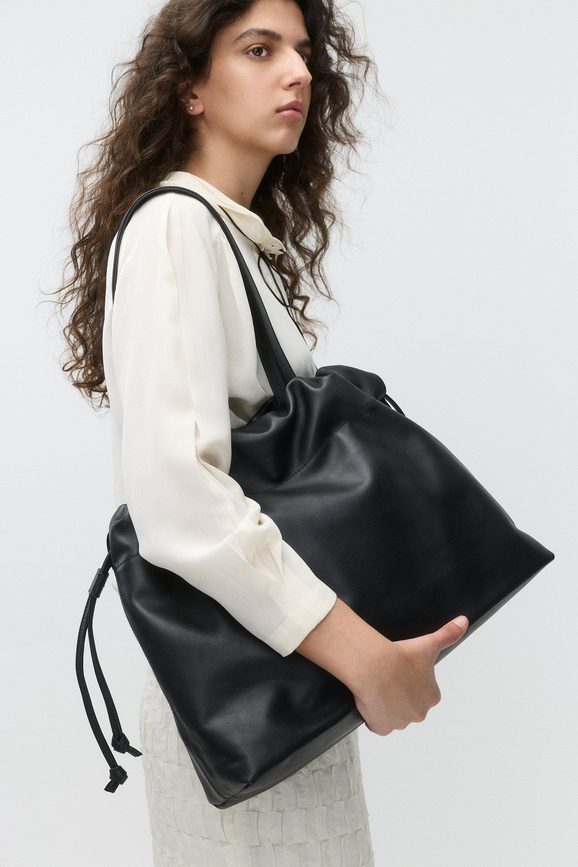 Asisi Large Leather Carryall Tote, Alternate, color, Black