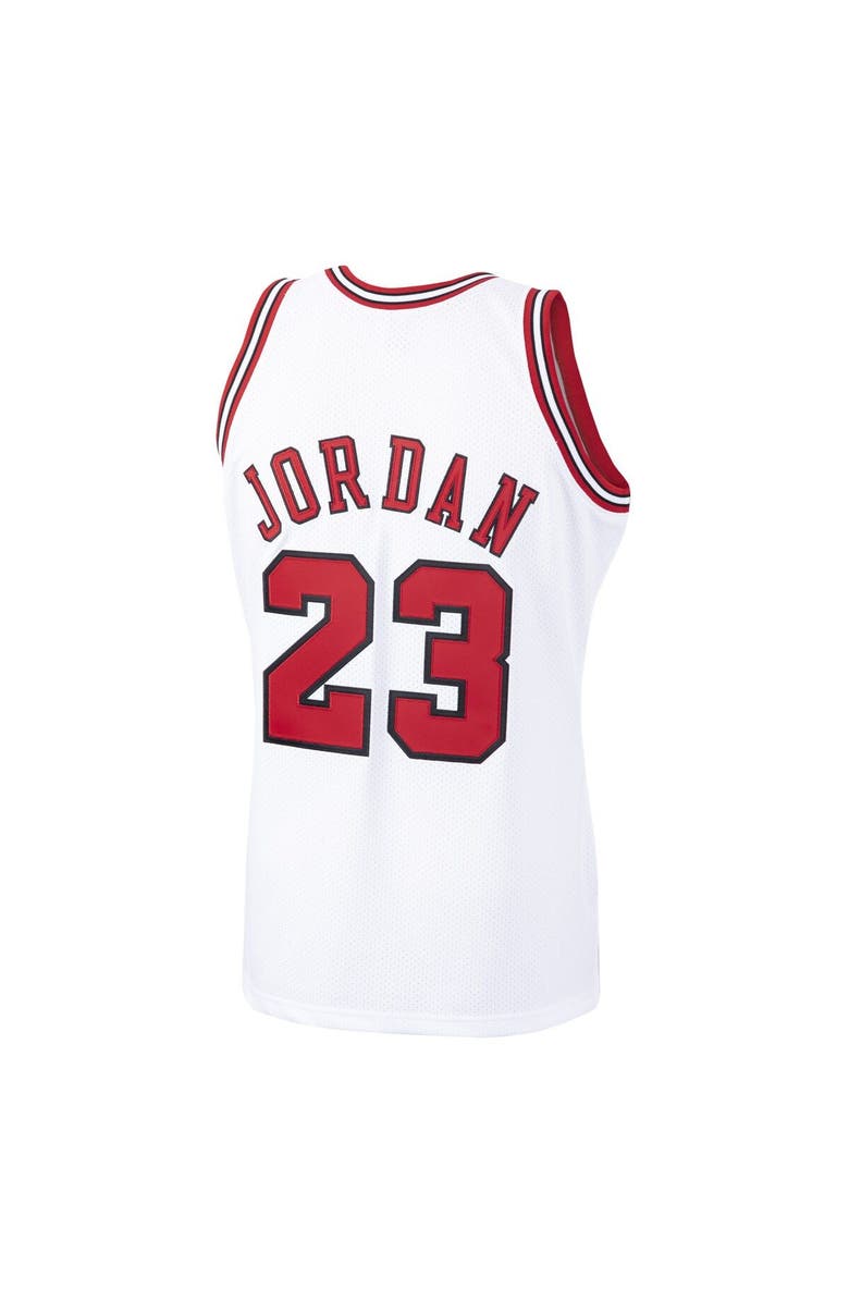 Mitchell & Ness Men's Mitchell & Ness Michael Jordan White Chicago Bulls 1997/98 Hardwood Classics Authentic Jersey, Alternate, color, 