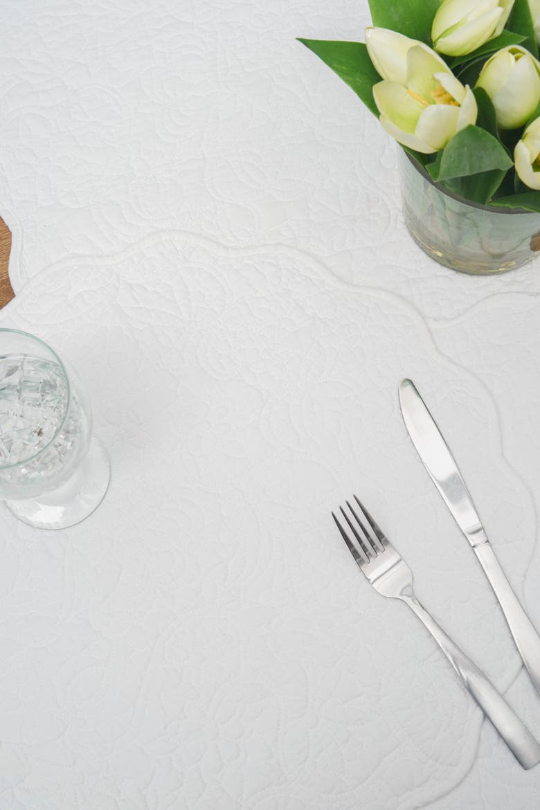 Christiana White Reversible Machine Washable Round Scallop Quilt Placemats Set of 6, Alternate, color, White