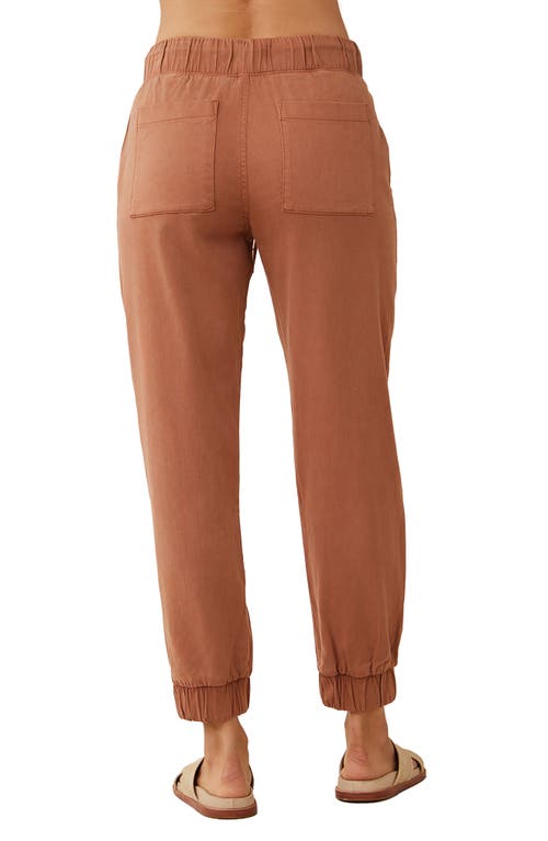 Bella Dahl Pocket Joggers In Terracotta Brown