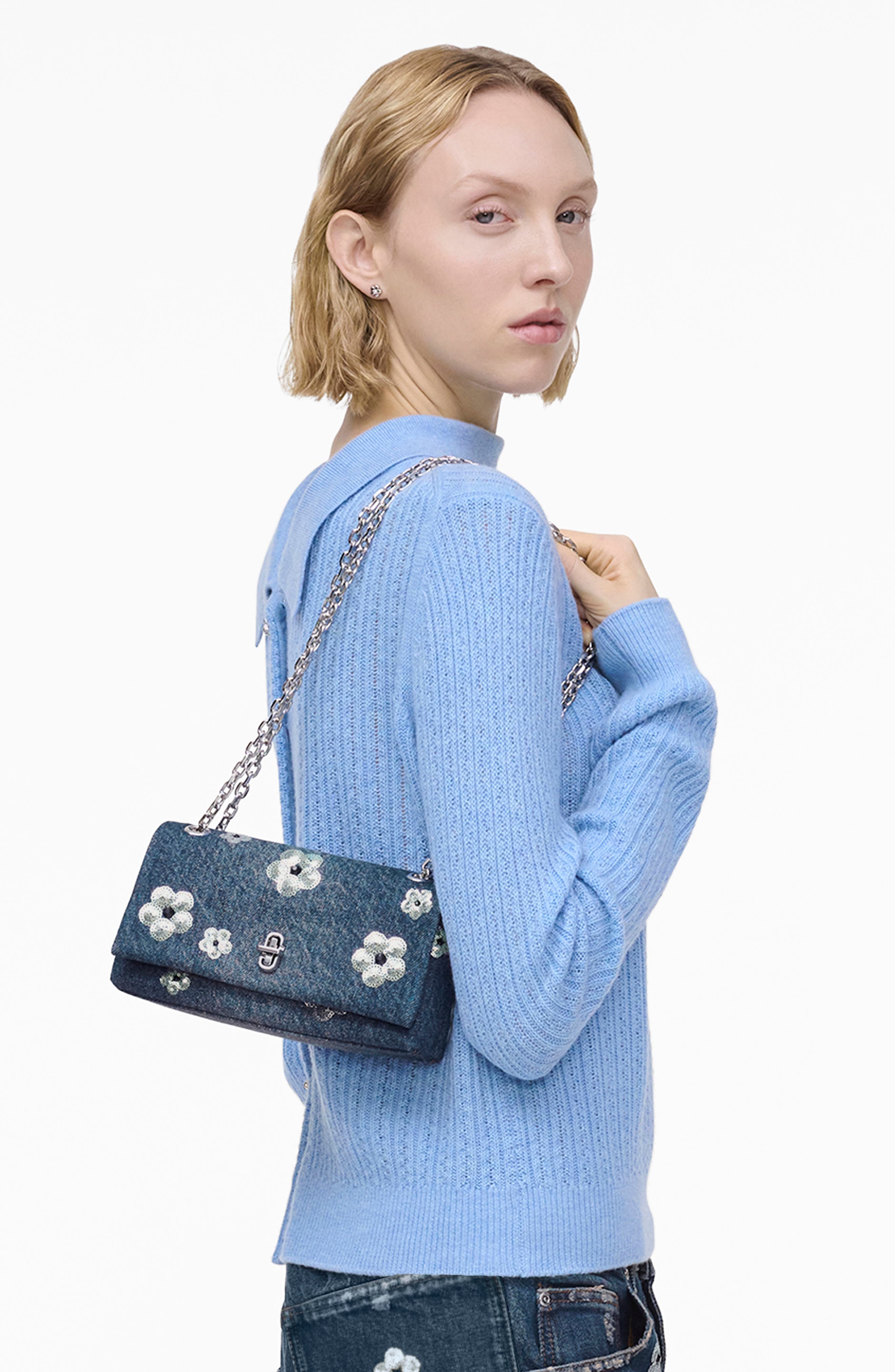 KuRaLaザ シークイン デイジー デニム デュアル チェーンウォレット The Dual Chain Sequin Daisy Denim Wallet on a Chain (Women