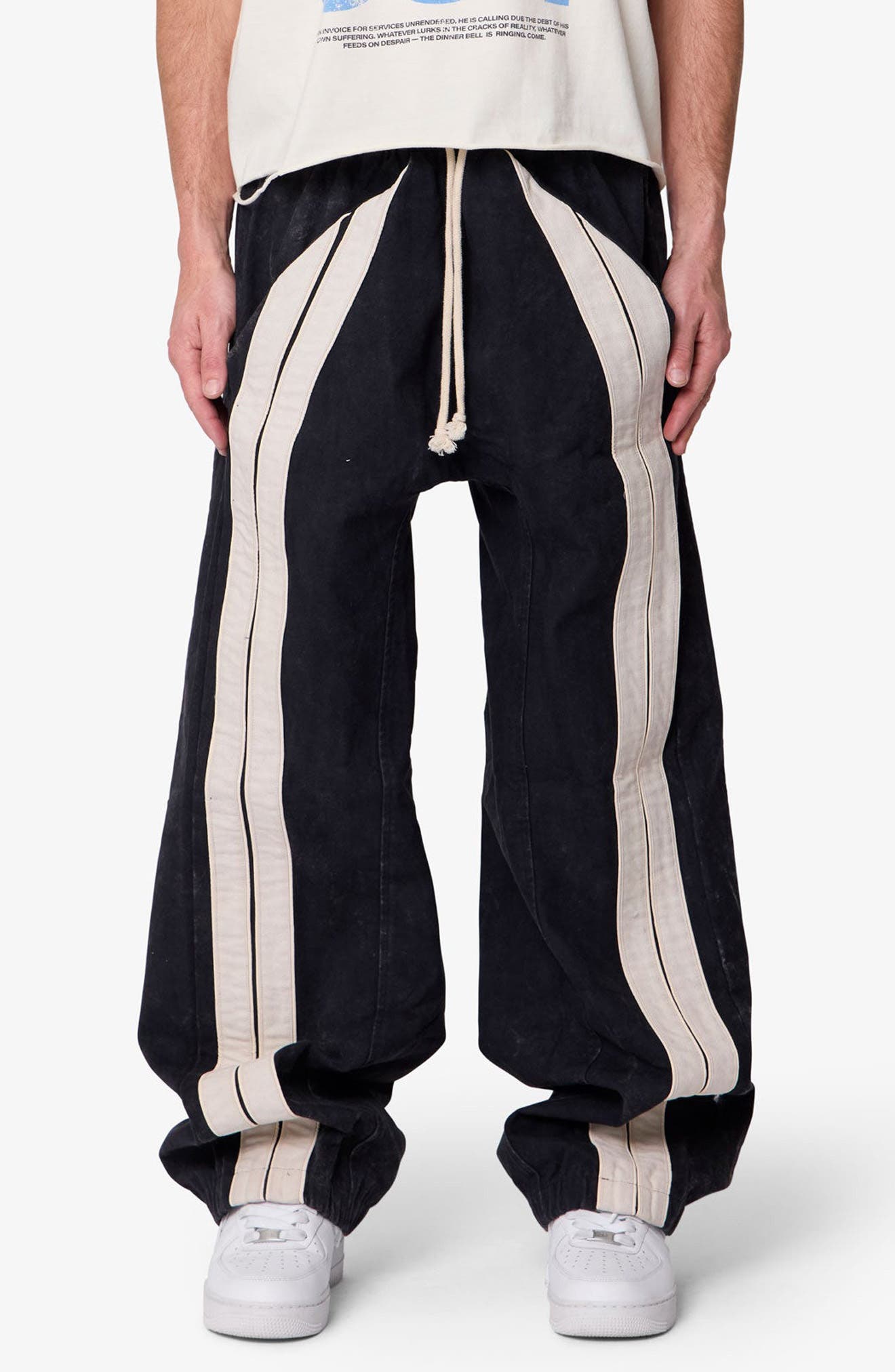 selected BLACK/ WHITE