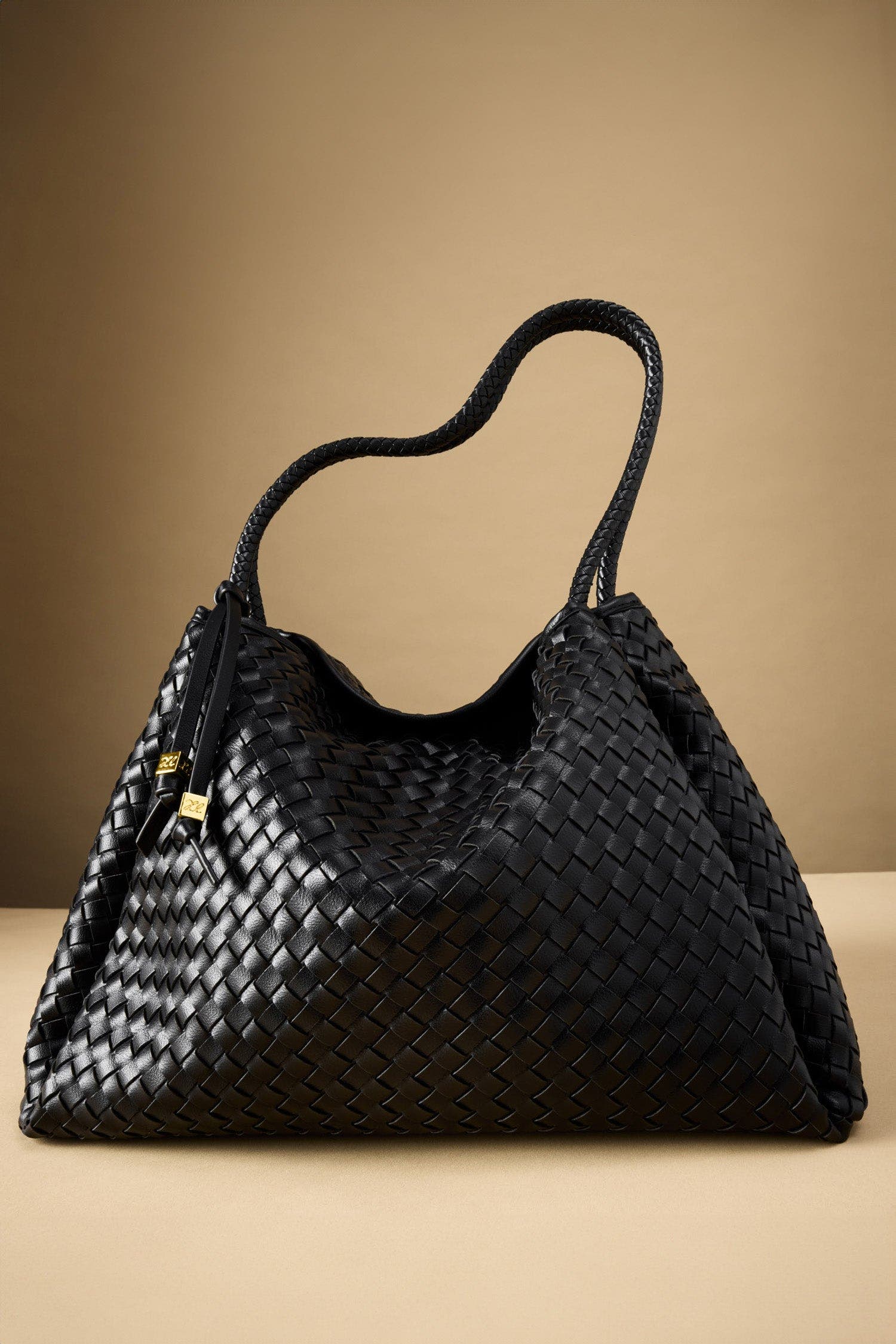 Женские сумки Katie Loxton Nova Hand Woven Large Shoulder Bag in Black — фото 8