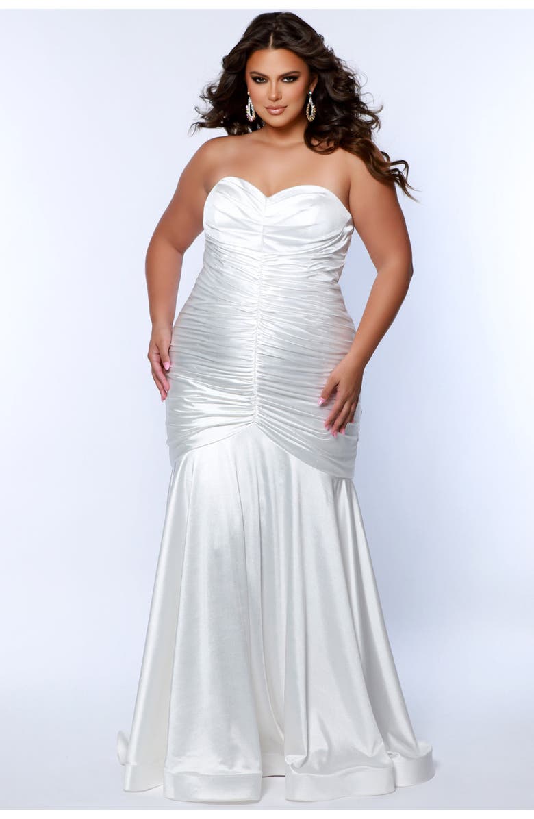 Sydney's Closet Fitted Strapless Sweetheart Neckline Plus Size Evening Gown, Main, color, White