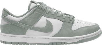 Dunk Low SE Basketball Sneaker