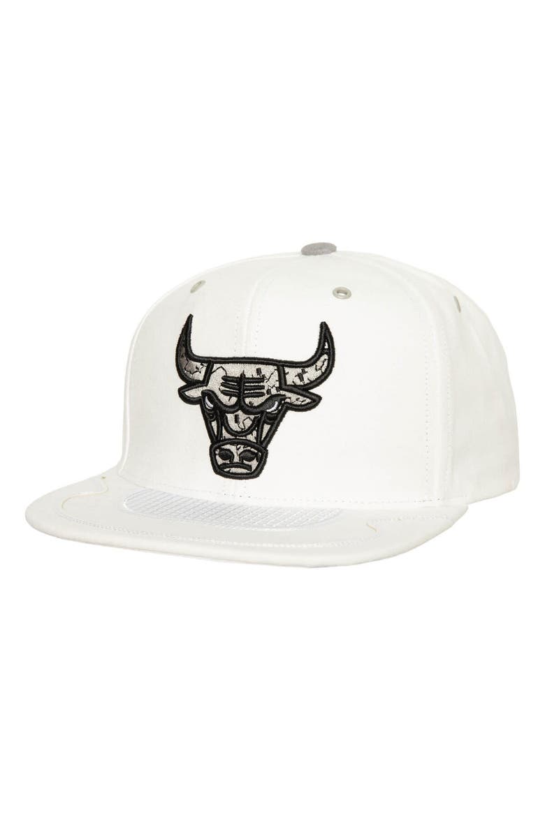 Mitchell & Ness Men's Mitchell & Ness White Chicago Bulls Day 4 Snapback Hat, Main, color, White