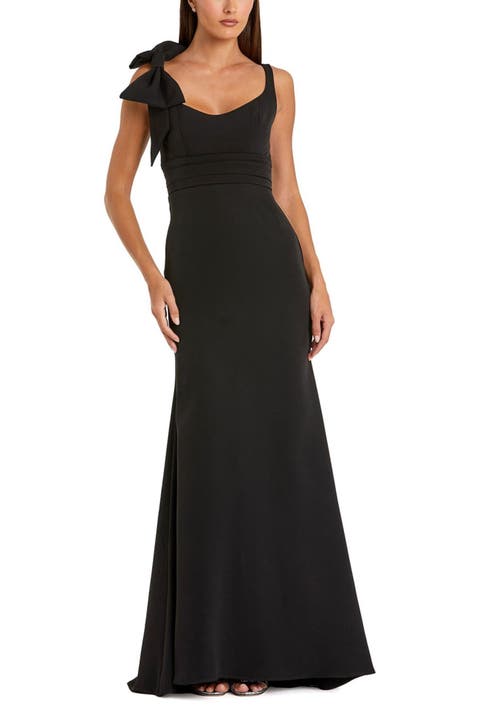 Women's Crepe Sleeveless Scoop Neck Gown With Bow