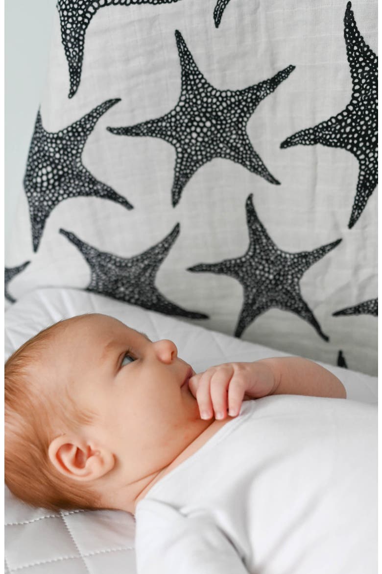 XL Starfish Sensory Organic Cotton Muslin Blanket, Alternate, color, BLACK AND WHITE