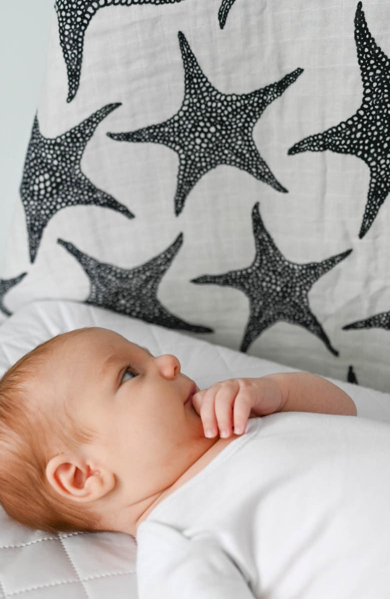 ETTA LOVES XL Starfish Sensory Organic Cotton Muslin Blanket, Alternate, color, Black And White