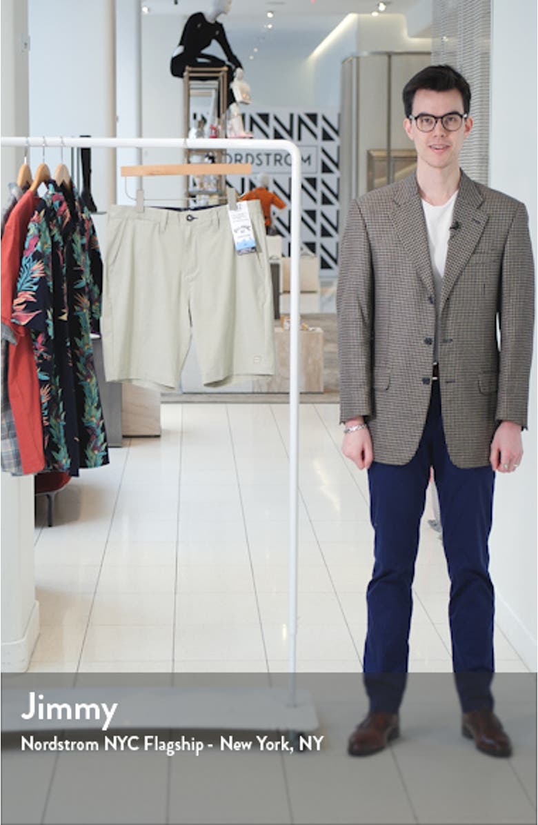 Crossfire Mid Stretch Shorts, sales video thumbnail