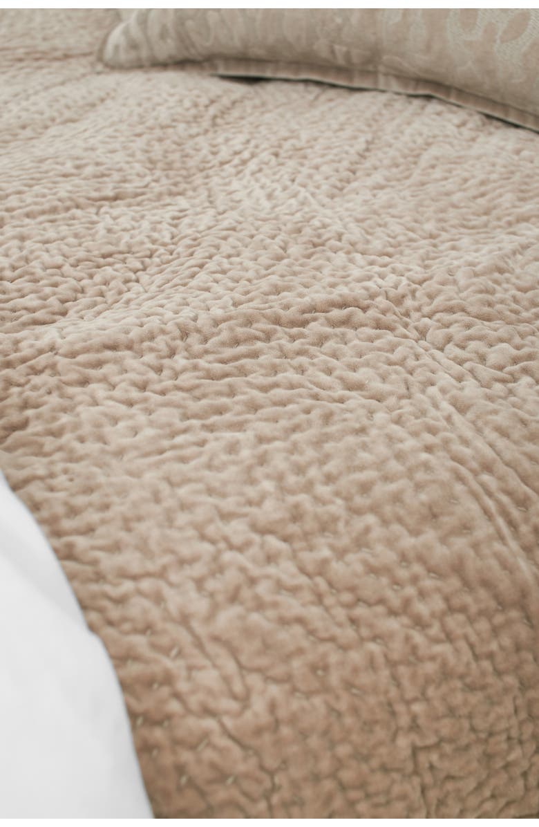 ELISABETH YORK Vela Fawn Queen Quilt, Alternate, color, Brown