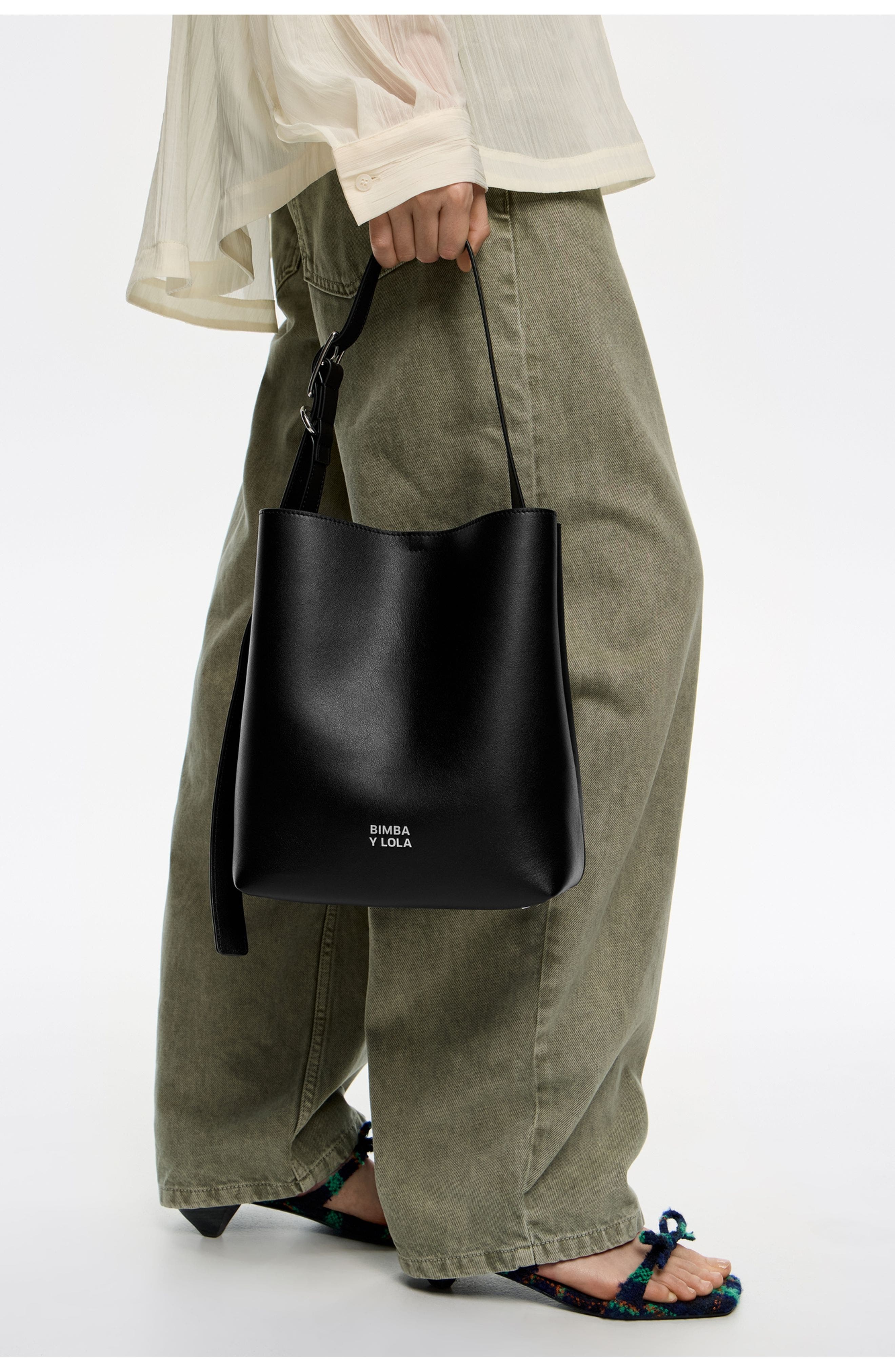 Bimba y Lola Medium Leather Carlino Bag, Alternate, color, Black