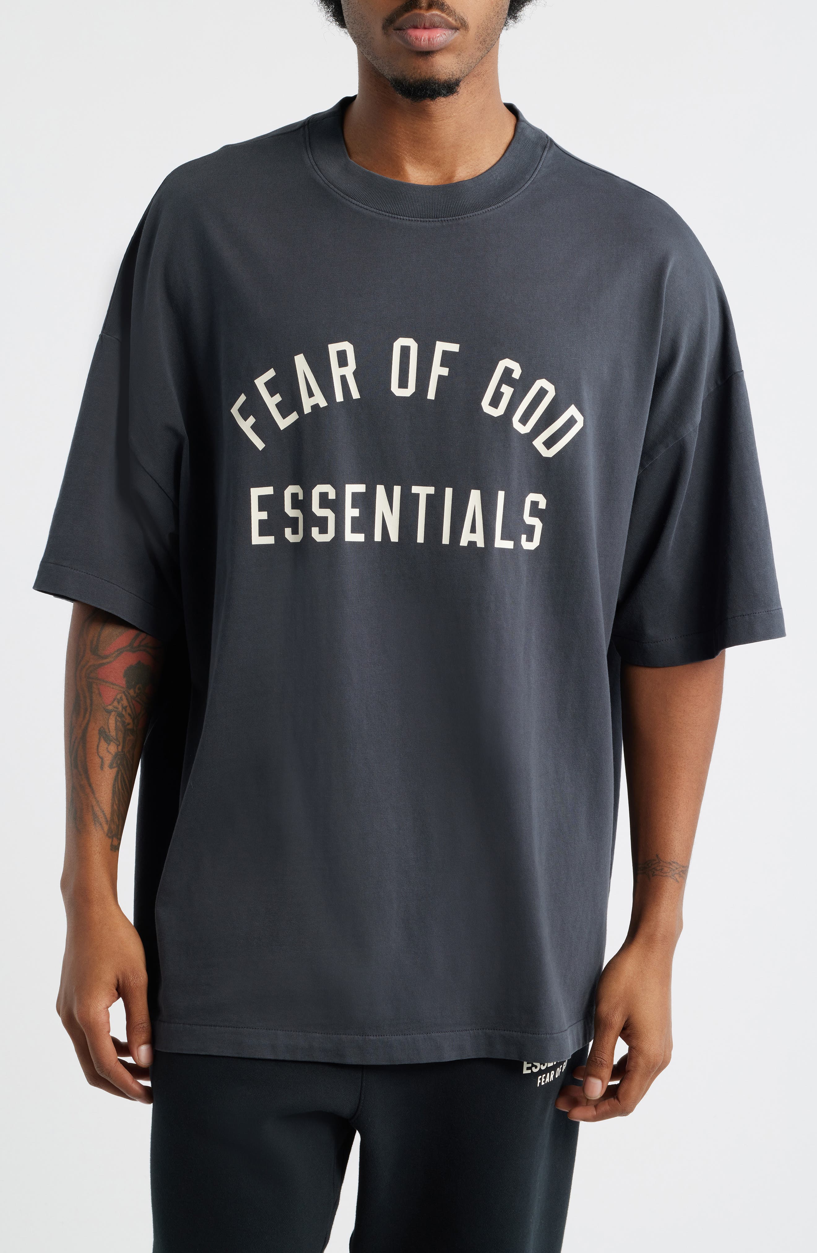 藤井風　着用　ESSENTIALS FEAR OF GOD tシャツ fear of god Tシャツ Fear of God Essentials '90s Fit Logo Graphic T
