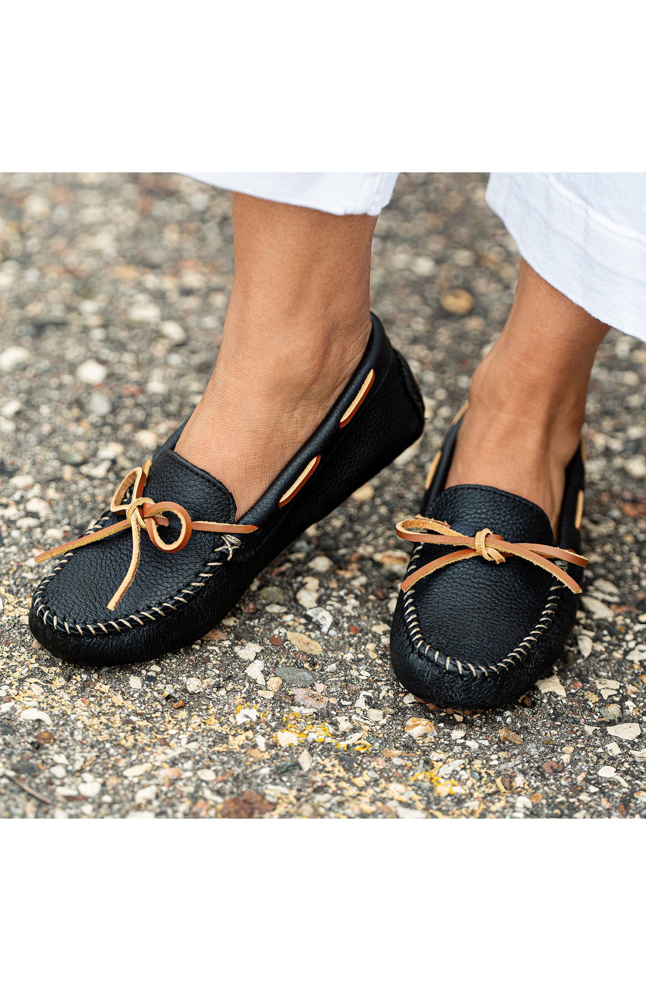 Minnetonka Classic Driving Shoe, Alternate, color, Black