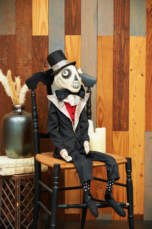 Gallerie Ii Bates Halloween Figure In Black