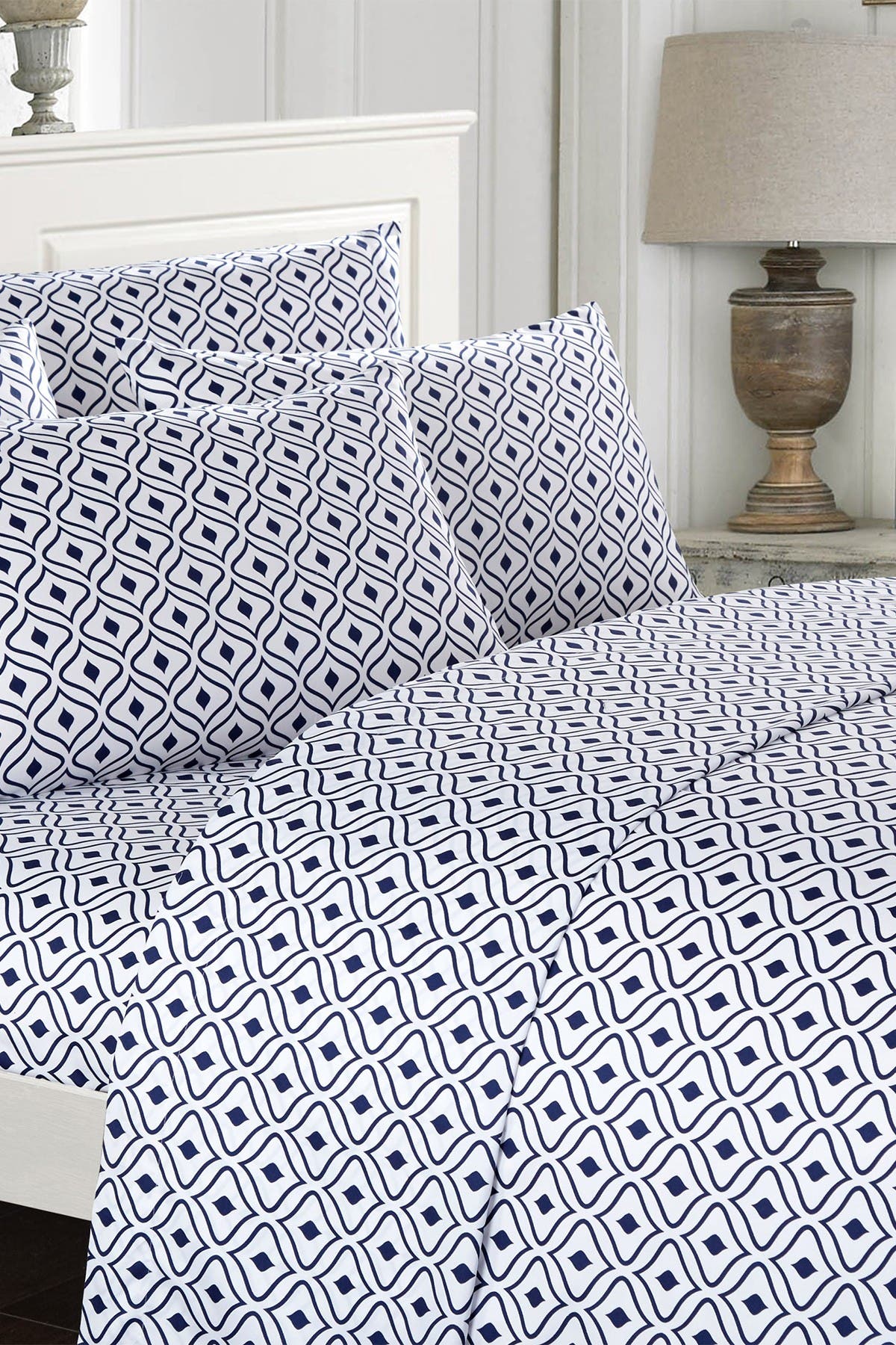 CHIC Queen Gazella Contemporary Two-Tone Geometric Diamond Pattern ...